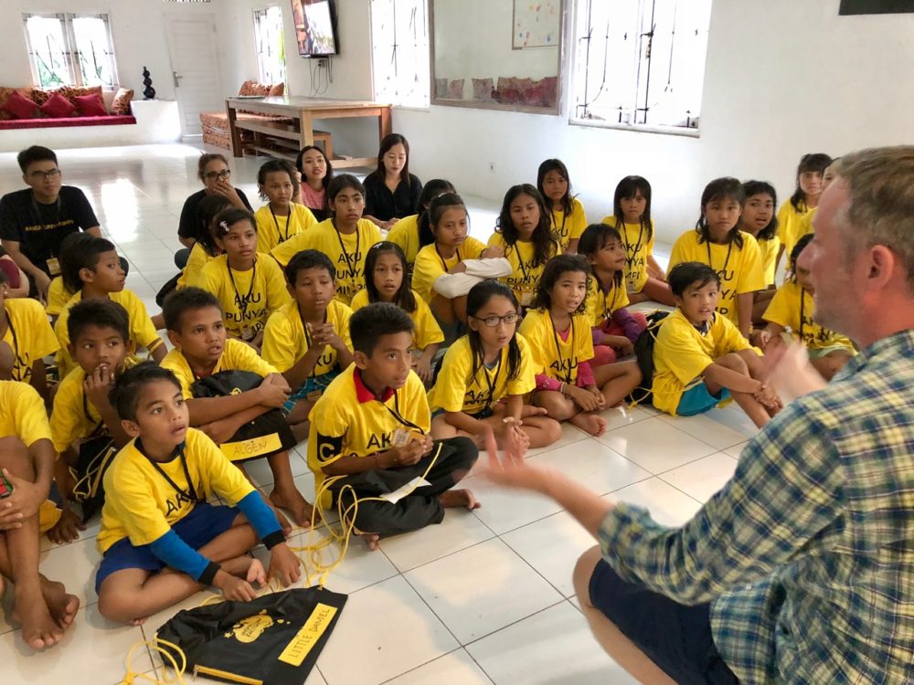Magie für Kinder im Waisenhaus in Bali