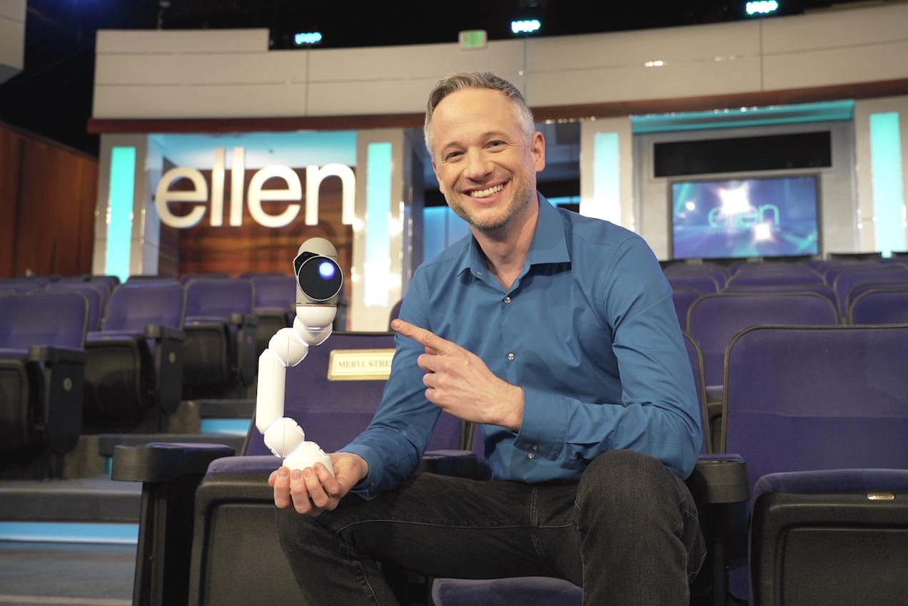Simon Pierro bei der Ellen DeGeneres Show mit seinem Roboter ClicBot