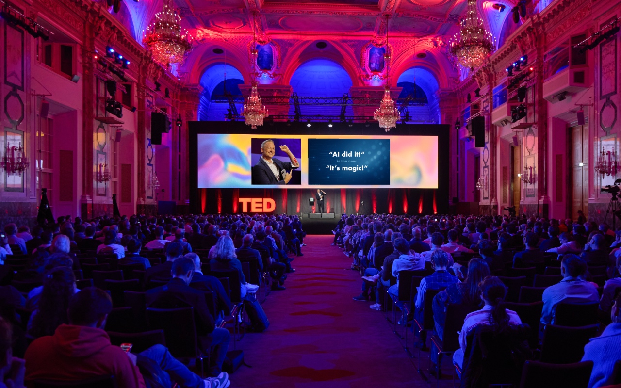 TED AI Keynote Vortrag von Simon Pierro zum Thema Magic and Wonder in the Age of AI